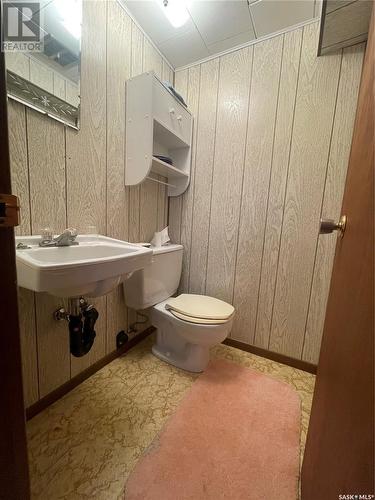 217 Maple Street, Maple Creek, SK - Indoor Photo Showing Bathroom