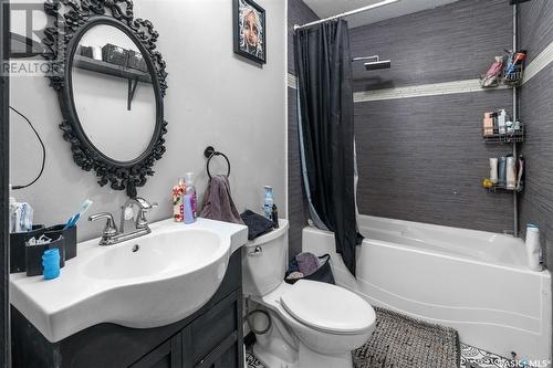 221 Taylor Street W, Saskatoon, SK - Indoor Photo Showing Bathroom