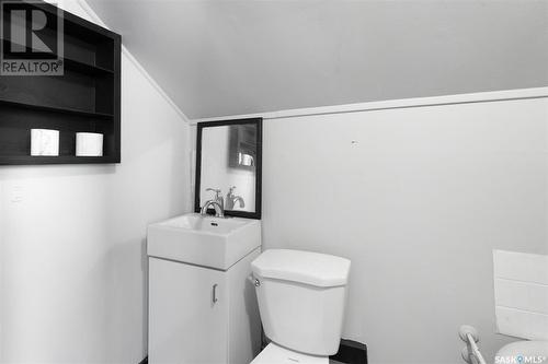 221 Taylor Street W, Saskatoon, SK - Indoor Photo Showing Bathroom