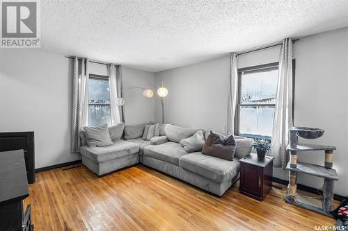 221 Taylor Street W, Saskatoon, SK - Indoor Photo Showing Living Room