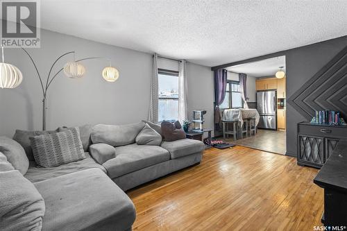 221 Taylor Street W, Saskatoon, SK - Indoor Photo Showing Living Room