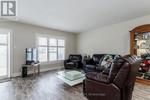 11 Charlie Rawson Boulevard, Tay, ON - Indoor Photo Showing Living Room