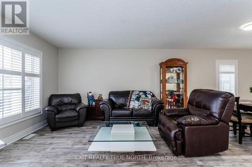 11 Charlie Rawson Boulevard, Tay, ON - Indoor Photo Showing Living Room