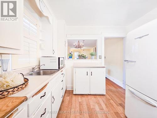 36 Seventh Street, Toronto, ON - Indoor Photo Showing Kitchen