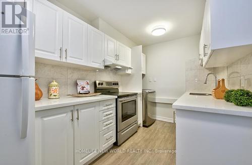 2004 - 3 Massey Square, Toronto, ON - Indoor Photo Showing Kitchen