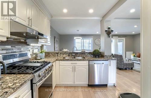 6 Cottongrass Lane, Brampton, ON - Indoor Photo Showing Kitchen With Double Sink With Upgraded Kitchen