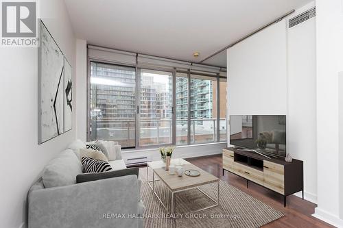 710 - 383 Cumberland Street, Ottawa, ON - Indoor Photo Showing Living Room