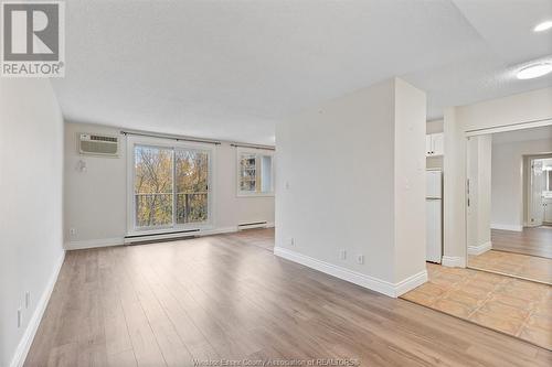 120 Pickering Unit# 507, Amherstburg, ON - Indoor Photo Showing Living Room