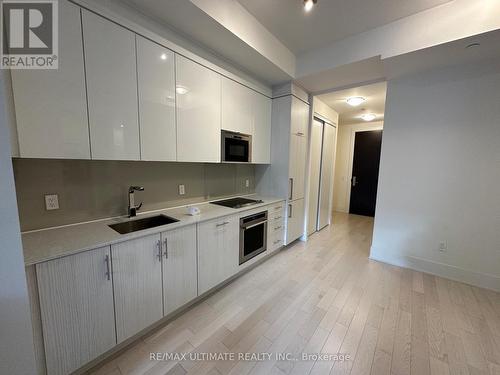 2801 - 330 Richmond Street, Toronto, ON - Indoor Photo Showing Kitchen