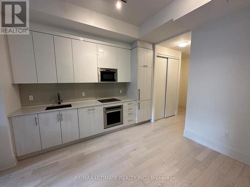 2801 - 330 Richmond Street, Toronto, ON - Indoor Photo Showing Kitchen