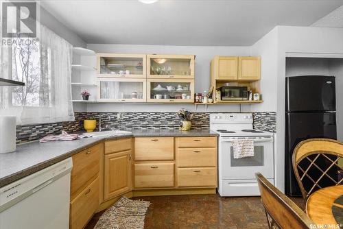 2126 Dewdney Avenue E, Regina, SK - Indoor Photo Showing Kitchen