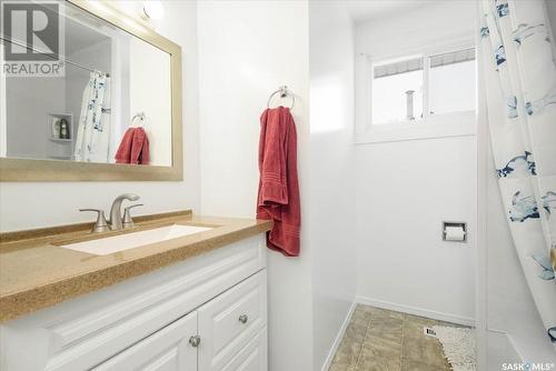 2126 Dewdney Avenue E, Regina, SK - Indoor Photo Showing Bathroom