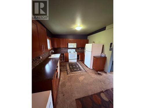 1926 Canyon Street, Creston, BC - Indoor Photo Showing Kitchen