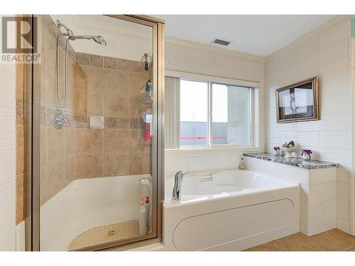 1961 Durnin Road Unit# 305, Kelowna, BC - Indoor Photo Showing Bathroom