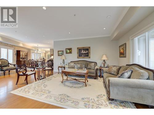 1961 Durnin Road Unit# 305, Kelowna, BC - Indoor Photo Showing Living Room