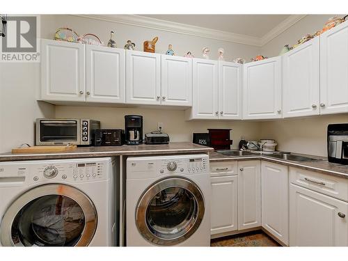 1961 Durnin Road Unit# 305, Kelowna, BC - Indoor Photo Showing Laundry Room