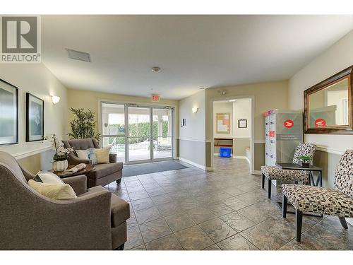 1961 Durnin Road Unit# 305, Kelowna, BC - Indoor Photo Showing Living Room