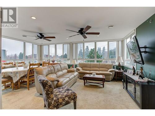 1961 Durnin Road Unit# 305, Kelowna, BC - Indoor Photo Showing Living Room