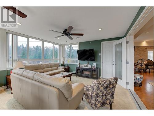 1961 Durnin Road Unit# 305, Kelowna, BC - Indoor Photo Showing Living Room