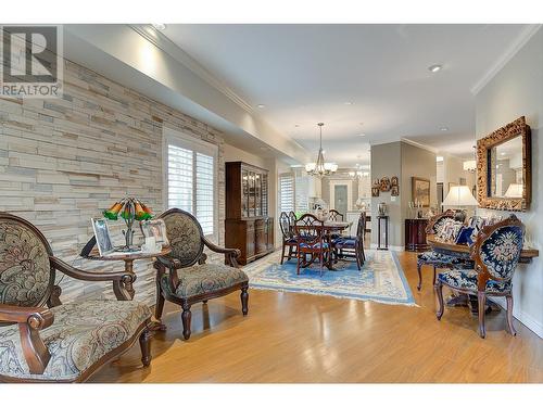 1961 Durnin Road Unit# 305, Kelowna, BC - Indoor Photo Showing Living Room