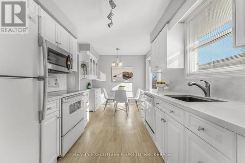 616 Bunting Road, St. Catharines (441 - Bunting/Linwell), ON - Indoor Photo Showing Kitchen