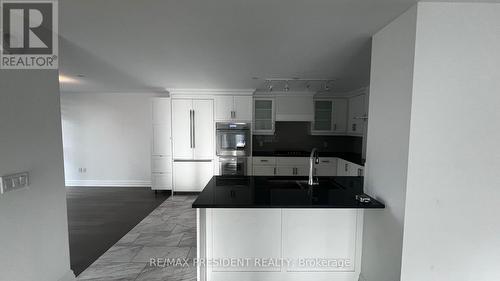 901A - 2060 Lakeshore Road, Burlington, ON - Indoor Photo Showing Kitchen