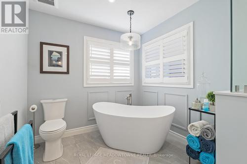 18 North Ridge Crescent, Halton Hills, ON - Indoor Photo Showing Bathroom