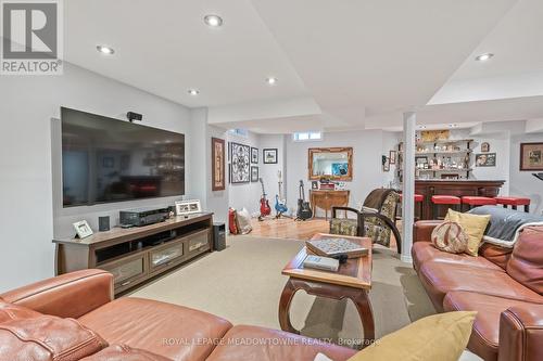 18 North Ridge Crescent, Halton Hills, ON - Indoor Photo Showing Living Room