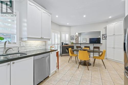 18 North Ridge Crescent, Halton Hills, ON - Indoor Photo Showing Kitchen With Double Sink