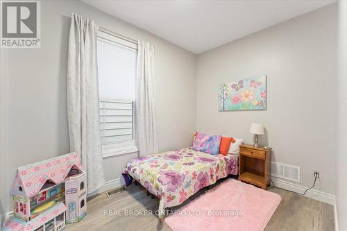 72 Leeming Street, Hamilton, ON - Indoor Photo Showing Bedroom