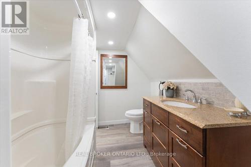 72 Leeming Street, Hamilton, ON - Indoor Photo Showing Bathroom