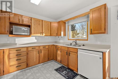 175 Sherry Crescent, Saskatoon, SK - Indoor Photo Showing Kitchen With Double Sink