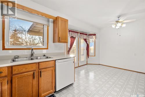 175 Sherry Crescent, Saskatoon, SK - Indoor Photo Showing Kitchen With Double Sink