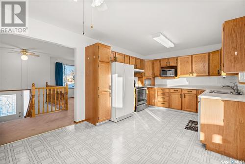 175 Sherry Crescent, Saskatoon, SK - Indoor Photo Showing Kitchen With Double Sink