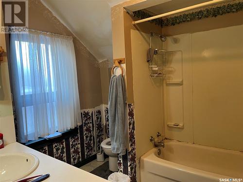 1170 2Nd Avenue Ne, Moose Jaw, SK - Indoor Photo Showing Bathroom