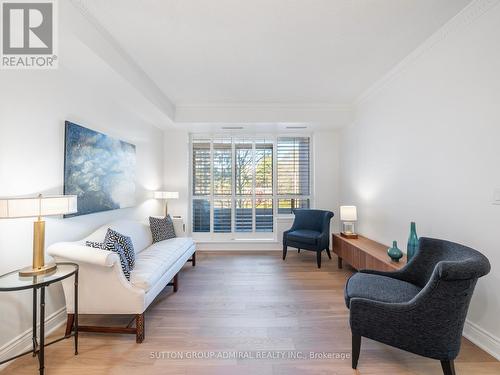 208 - 801 Lawrence Avenue E, Toronto, ON - Indoor Photo Showing Living Room