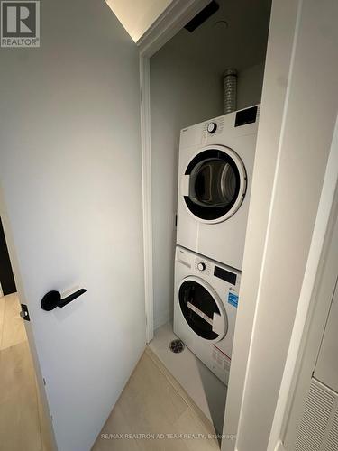 212 - 127 Broadway Avenue, Toronto, ON - Indoor Photo Showing Laundry Room