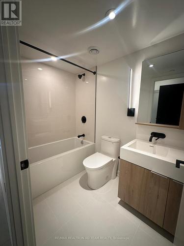 212 - 127 Broadway Avenue, Toronto, ON - Indoor Photo Showing Bathroom