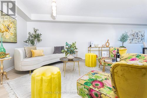 501 - 712 Rossland Road W, Whitby, ON - Indoor Photo Showing Living Room