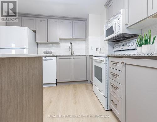 501 - 712 Rossland Road W, Whitby, ON - Indoor Photo Showing Kitchen