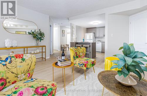 501 - 712 Rossland Road W, Whitby, ON - Indoor Photo Showing Living Room