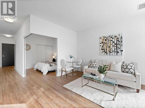 215 - 286 Main Street, Toronto, ON - Indoor Photo Showing Living Room