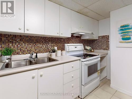 200 Placentia Boulevard, Toronto, ON - Indoor Photo Showing Kitchen With Double Sink