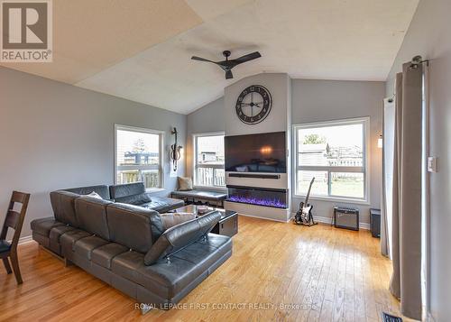 1913 Emerald Court, Innisfil, ON - Indoor Photo Showing Living Room