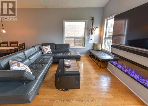 1913 Emerald Court, Innisfil, ON - Indoor Photo Showing Living Room