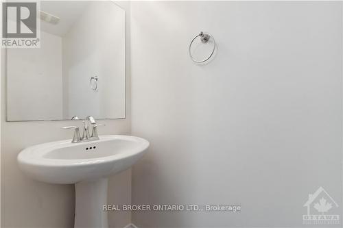 148 Urbancrest, Ottawa, ON - Indoor Photo Showing Bathroom