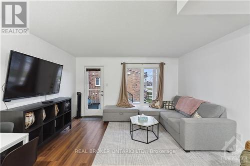 148 Urbancrest, Ottawa, ON - Indoor Photo Showing Living Room