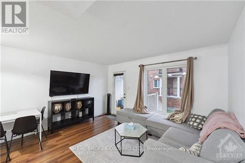 148 Urbancrest, Ottawa, ON - Indoor Photo Showing Living Room