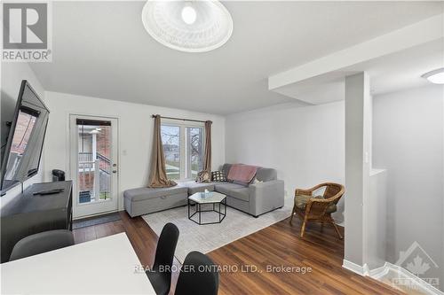 148 Urbancrest, Ottawa, ON - Indoor Photo Showing Living Room