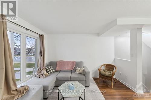 148 Urbancrest, Ottawa, ON - Indoor Photo Showing Living Room